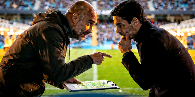 瓜迪奥拉与阿尔特塔在场边进行战术交流